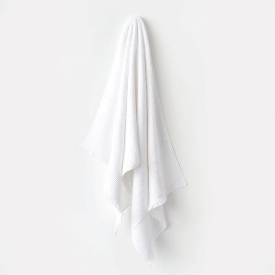 Bedsy SoftLuxe bath towel in 100% cotton with spa-quality softness, displayed in a luxury bathroom setup for daily bath, spa, or gym use.