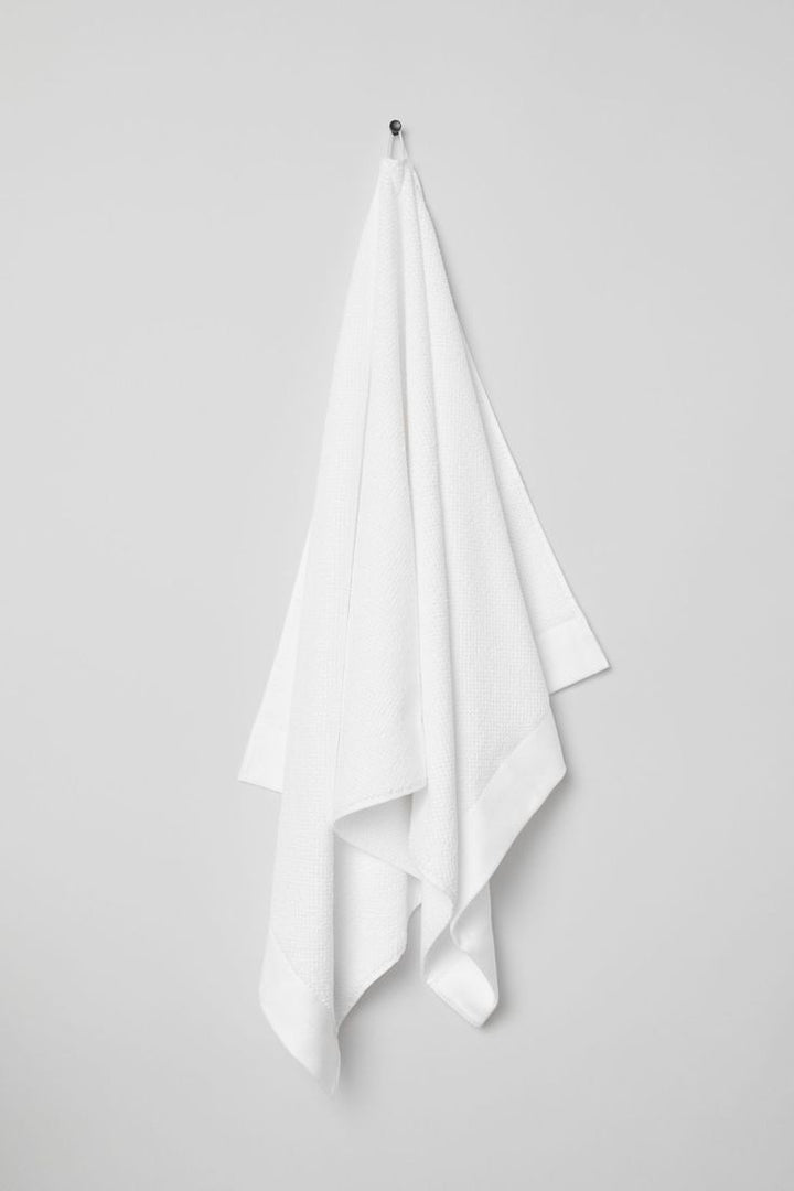 Luxury Bedsy GrandLuxe cotton bath towel with spa-quality softness, oversized 33x65 inches, displayed for bath, spa, gym, or poolside comfort.